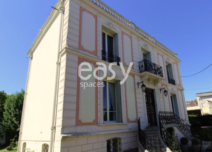 villa with parquet flooring and decorative moldings suitable for filming in Paris